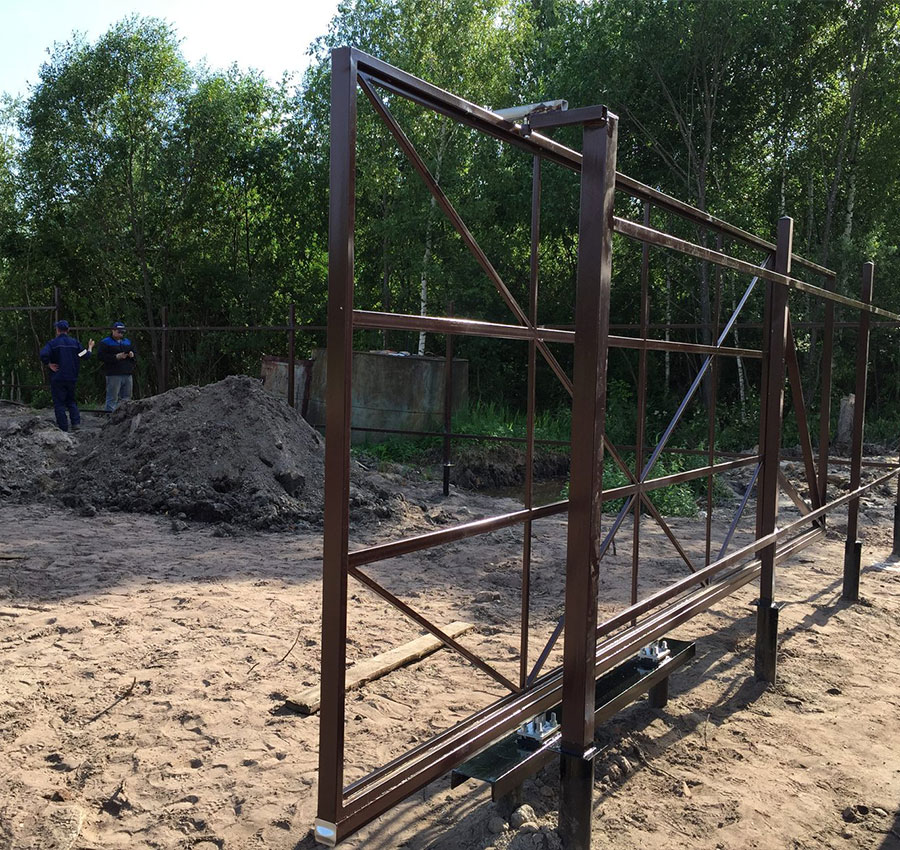 Варианты ворот на винтовых сваях в Псковской области